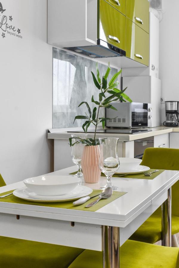Modern In New Building With Panoramic View Apartment Брашов Екстериор снимка
