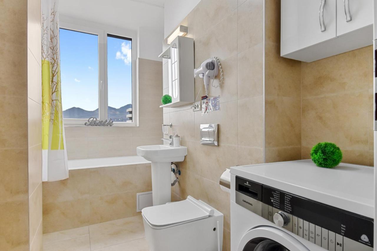 Modern In New Building With Panoramic View Apartment Брашов Екстериор снимка