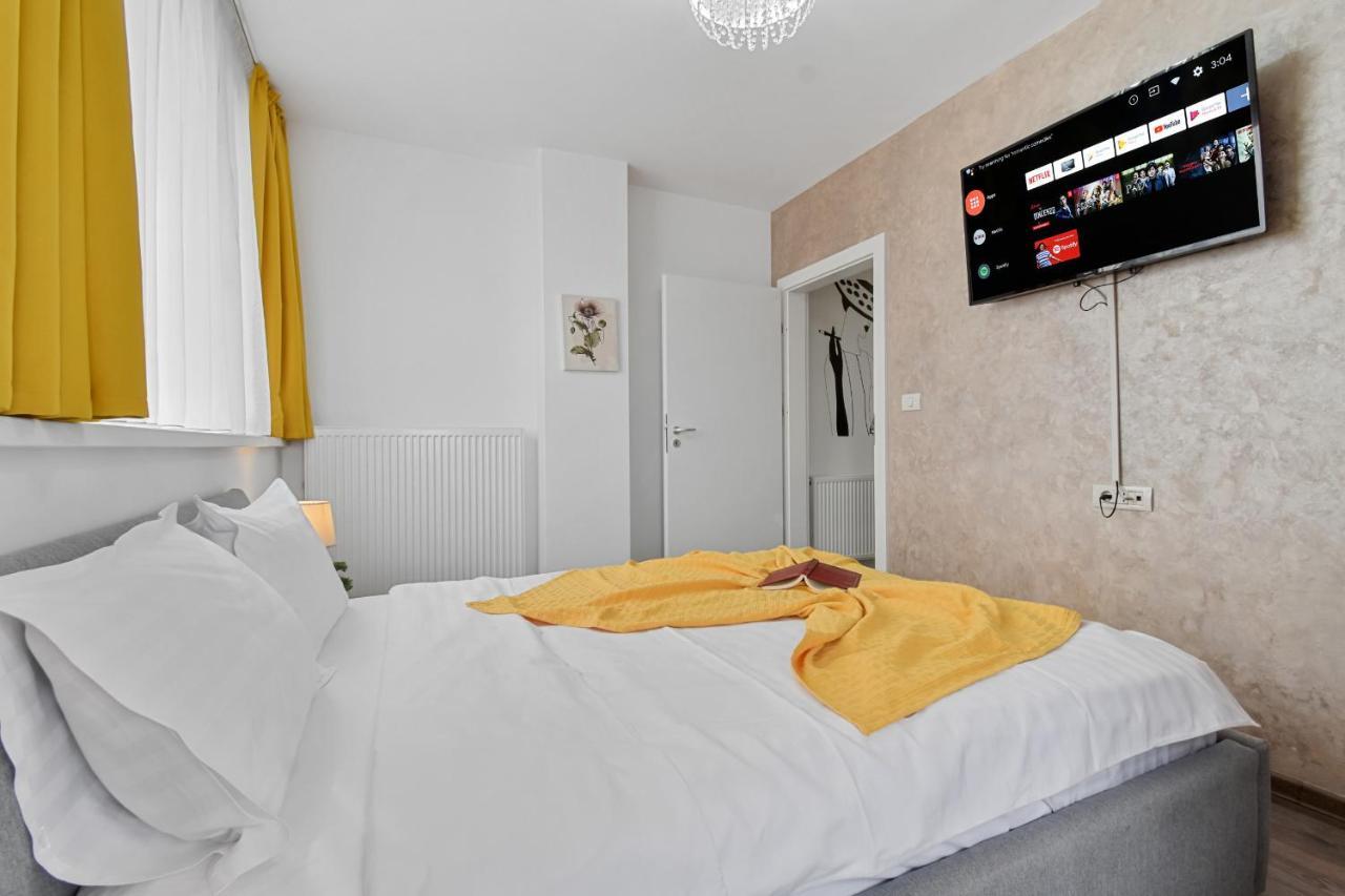 Modern In New Building With Panoramic View Apartment Брашов Екстериор снимка