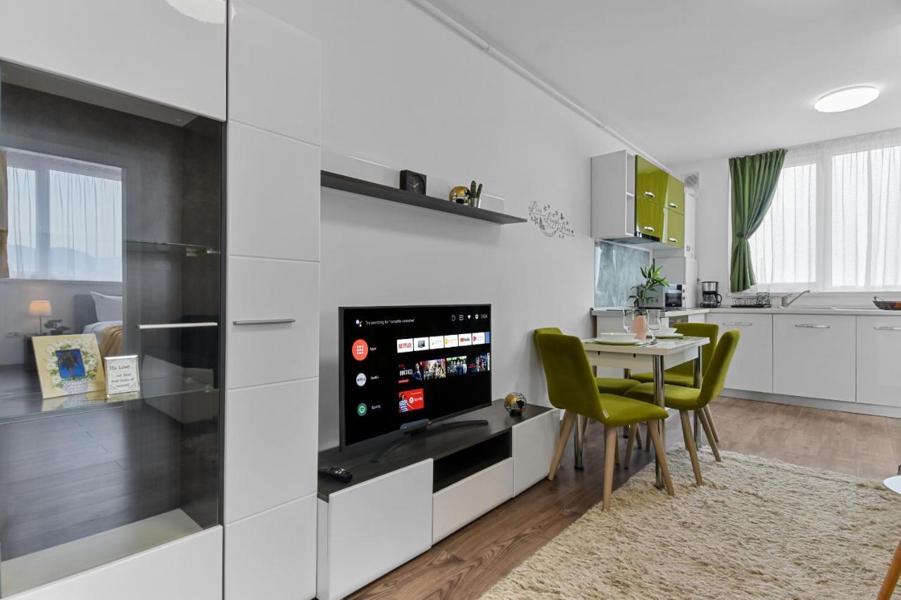 Modern In New Building With Panoramic View Apartment Брашов Екстериор снимка