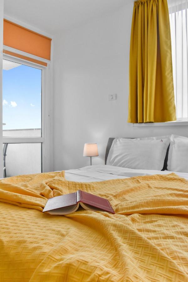 Modern In New Building With Panoramic View Apartment Брашов Екстериор снимка
